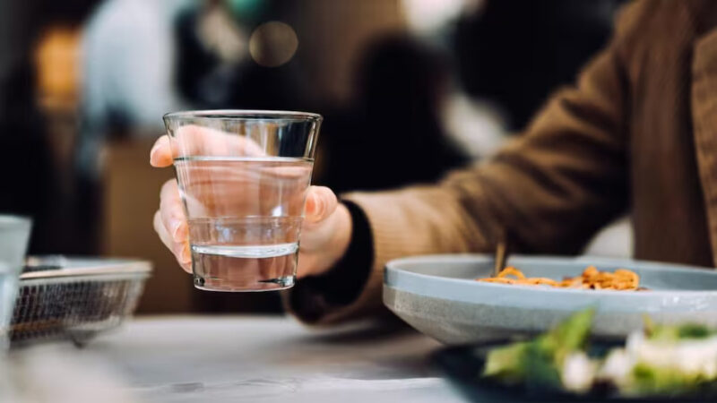 क्या खाना खाते समय पी सकते हैं पानी? जानें क्या कहती हैं रिसर्च