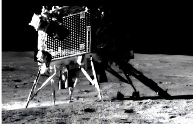“स्माइल प्लीज”: रोवर प्रज्ञान ने चंद्रमा पर लैंडर विक्रम की फोटो
