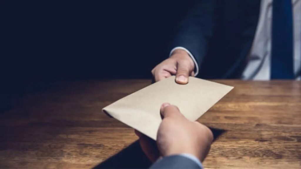 पटना: प्रैक्टिकल में नंबर जोड़ने के नाम पर 2.50 लाख की रिश्वत लेते सहायक कुलसचिव गिरफ्तार