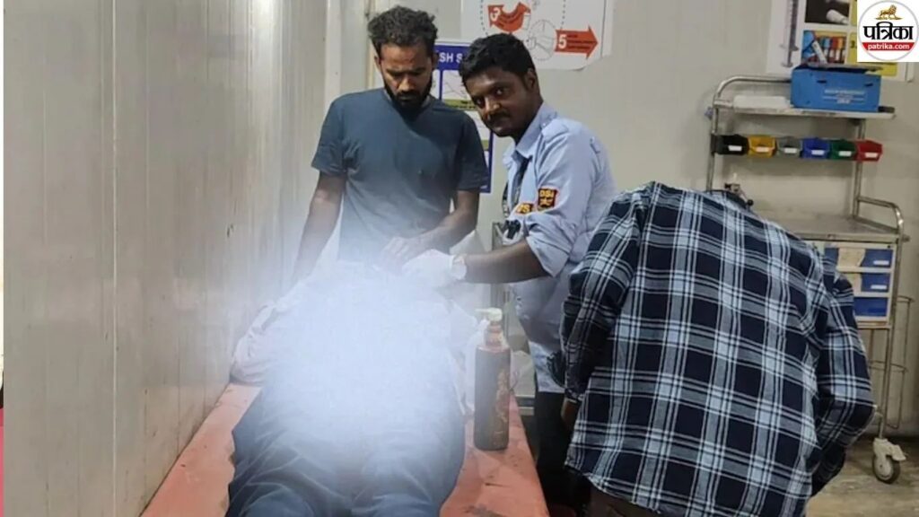 बिहार में गार्ड ने संभाली इलाज की जिम्मेदारी, अस्पताल में मरीज को टांके लगाते तस्वीर वायरल