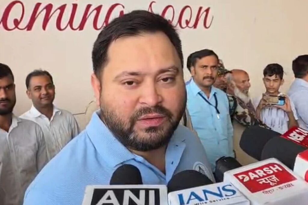 नीतीश कुमार की तस्वीर देख भड़के तेजस्वी, बोले- जहां कर्मचारियों के वेतन के पैसे नहीं, वहां लाखों का फिजूलखर्च