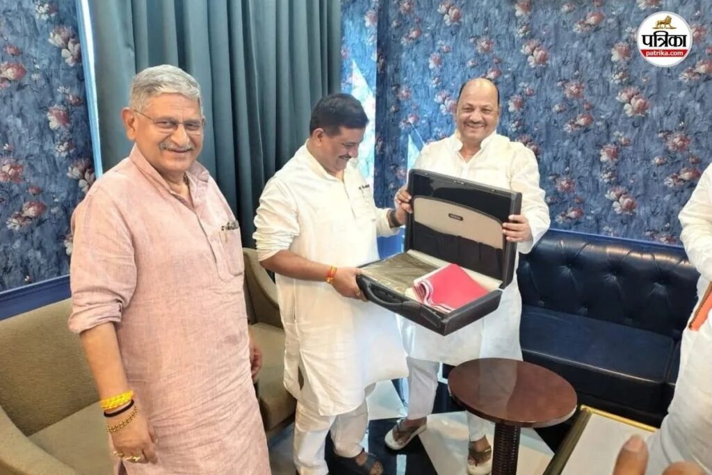 थैली के बाद अब सूटकेस! फोटो शेयर कर ललन सिंह-संजय झा पर हमला, लगाए गंभीर आरोप