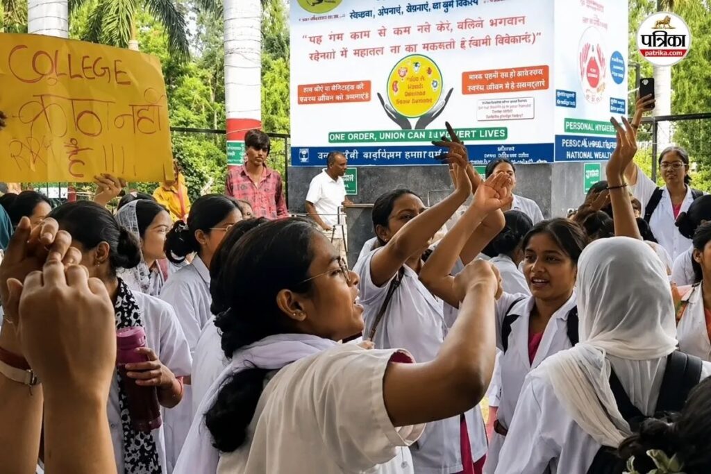 IGIMS में नर्सिंग छात्राओं का भारी बवाल; पोस्टर पर लिखा- कॉलेज कोठा नहीं, प्रिंसिपल इस्तीफा दो
