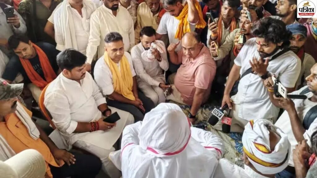 भरत तिवारी एनकाउंटर: बिलौटी पहुंचे बीजेपी विधायक आनंद मिश्रा, ग्रामीणों ने पूछा- इतने दिनों तक कहां थे?