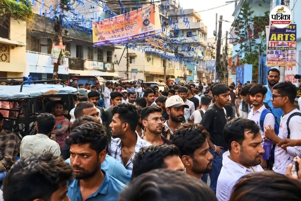पटना: दो कोचिंग संस्थानों की जंग में सुलगा पटना, खान सर-रौशन आनंद के समर्थन में छात्रों का शक्ति प्रदर्शन