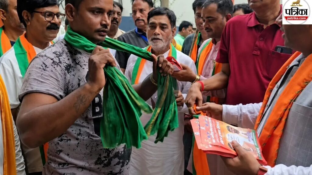 आरजेडी का हरा गमछा बीच सड़क पर फेंक BJP में शामिल हुआ युवक, बांकीपुर उपचुनाव के बीच VIDEO वायरल