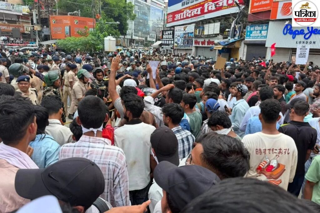 NEET पेपर लीक के विरोध में बिहार सुलगा, कई जिलों में छात्रों का हल्लाबोल, पुलिस ने बरसाईं लाठियां
