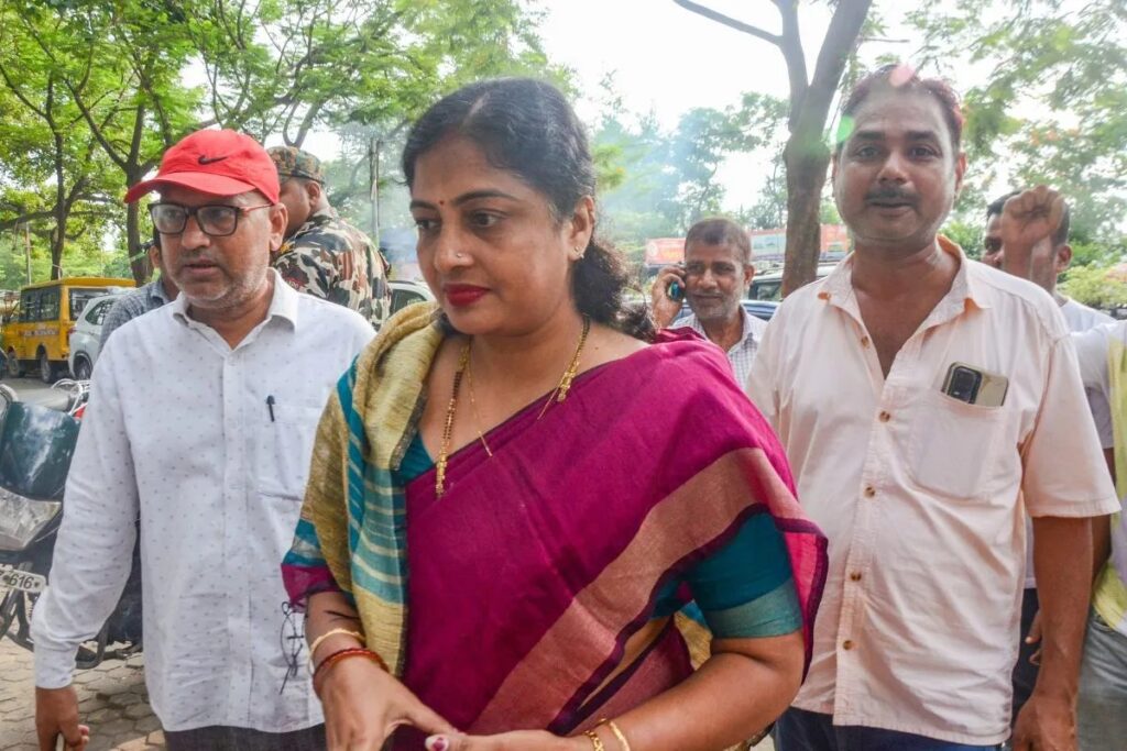 बांकीपुर से RJD कैंडिडेट की गाड़ी पर भगवान राम का झंडा, सवाल पूछने पर कहा- इससे चुनाव जीत जाती तो राजनीति अलग होती